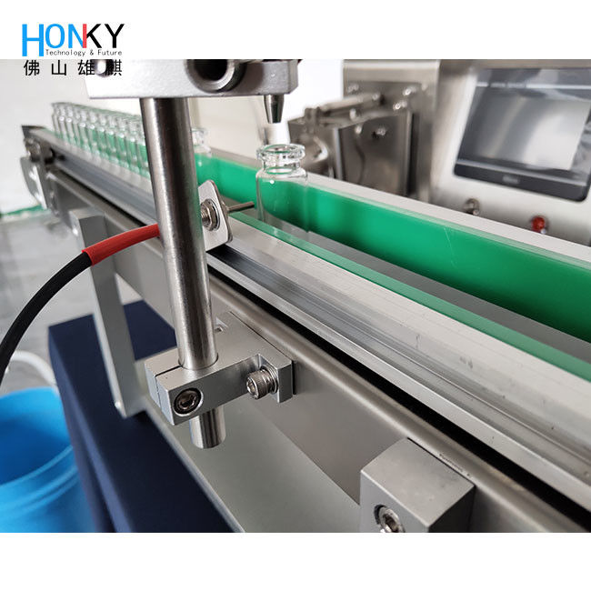 डेस्कटॉप 5 एमएल फ्लास्क भरने की मशीन छोटी भरने की लाइन बोतल भरने वाले कन्वेयर और कॉस्मेटिक तेल भरने के लिए सैमलबैक के साथ