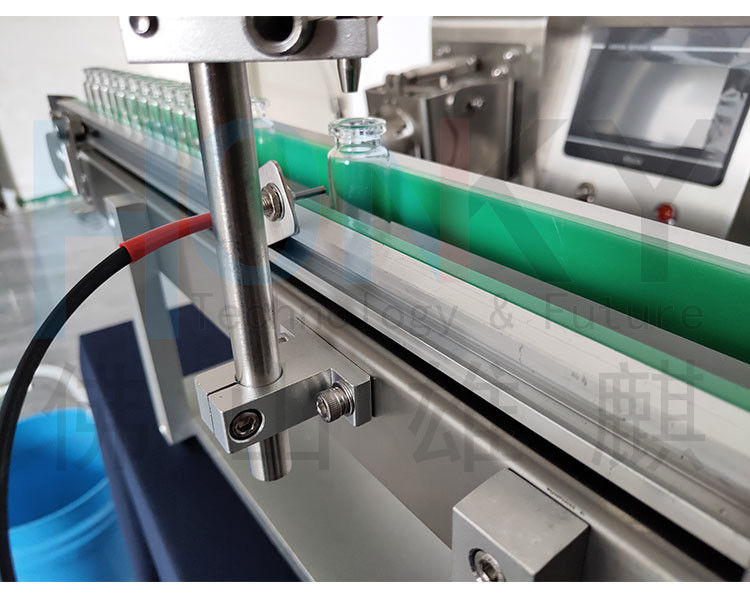 डेस्कटॉप 5 एमएल फ्लास्क भरने की मशीन छोटी भरने की लाइन बोतल भरने वाले कन्वेयर और कॉस्मेटिक तेल भरने के लिए सैमलबैक के साथ