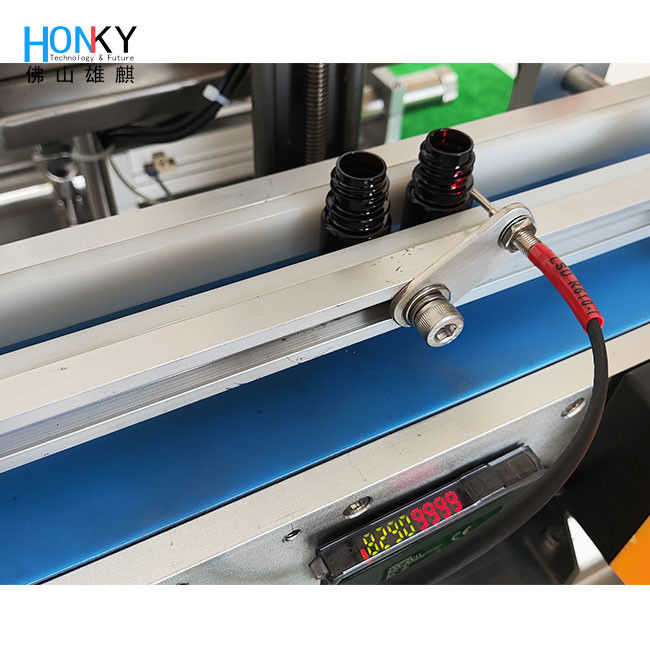 छोटे बैच पैकिंग के लिए क्यू-आर सिरेमिक पिस्टन पंप के साथ डेस्कटॉप कन्वेयर प्रकार स्किन केयर क्रीम बोतल भरने की मशीन